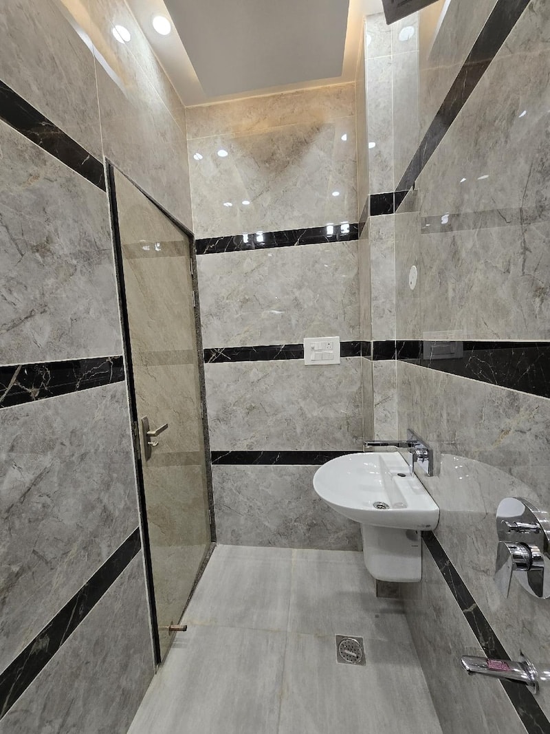 Standard Room — bathroom