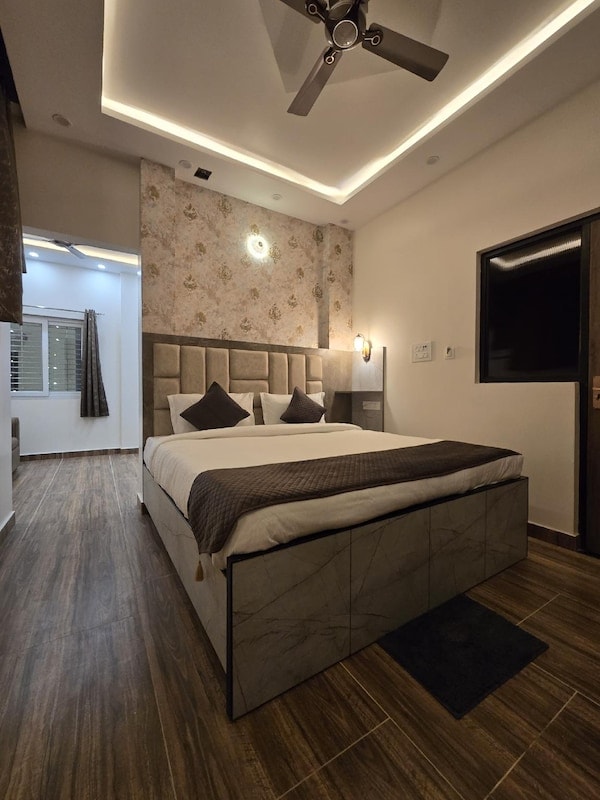 Standard Room — full room view