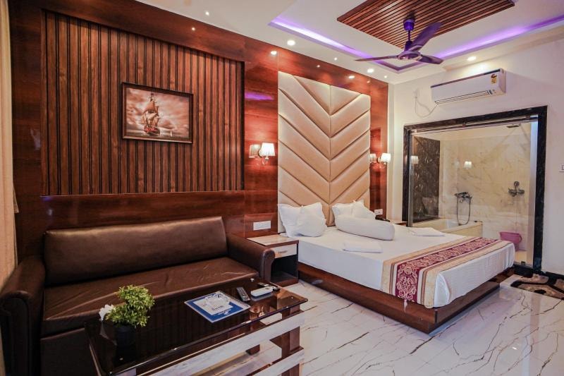 Super Deluxe Room — full room with sofa